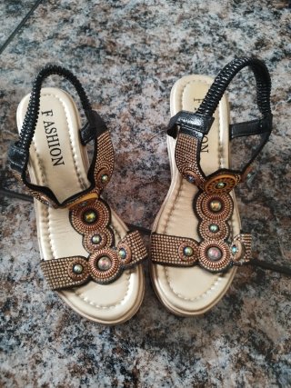 Sandalias doradas y negras con cuña