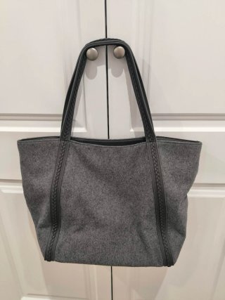 Bolso de hombro gris