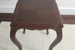 Mesa auxiliar de madera