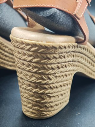 Sandalias mujer cuña marrón piel estilo serpiente