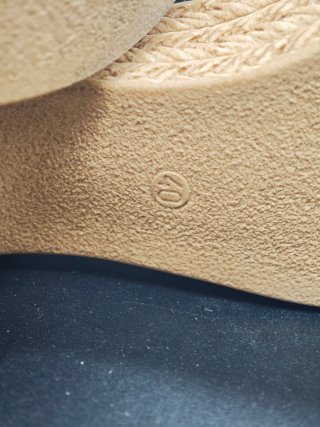 Sandalias mujer cuña marrón piel estilo serpiente