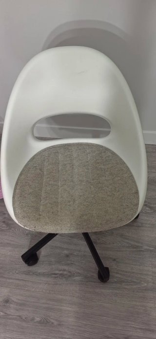 Silla de escritorio blanca y gris