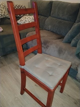 Sillas salón madera color cerezo. 20€ las cuatro