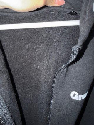 Sudadera Negra con Cremallera y Capucha