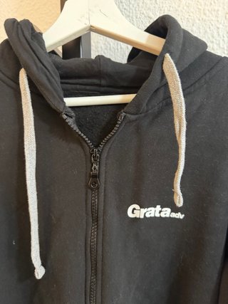 Sudadera Negra con Cremallera y Capucha