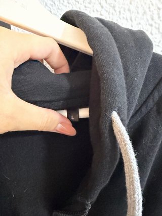 Sudadera Negra con Cremallera y Capucha