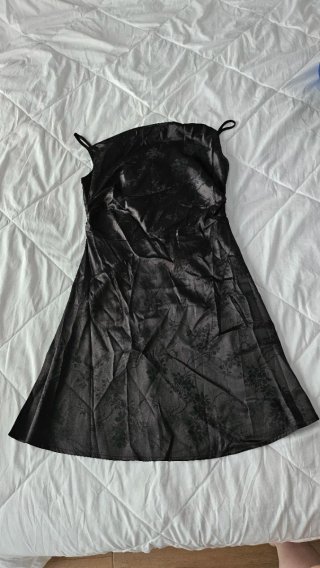 Vestido negro satinado con estampado floral