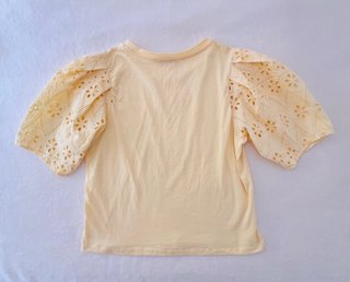 Camiseta Zara manga bordada amarilla