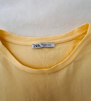 Camiseta Zara manga bordada amarilla