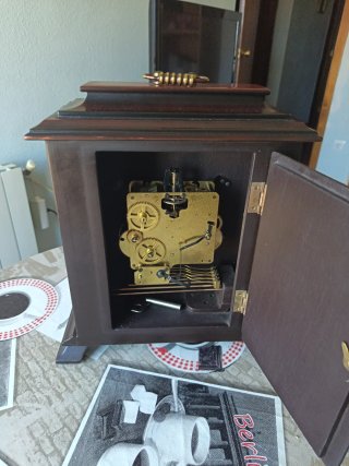 Reloj antiguo de sobremesa de madera