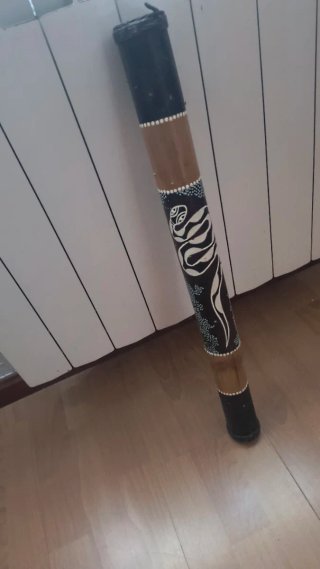 Didgeridoo africano con diseño tribal