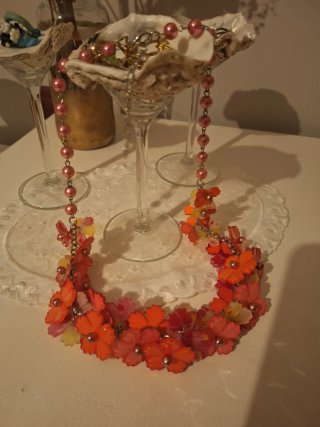 Collar de flores elegante y precioso