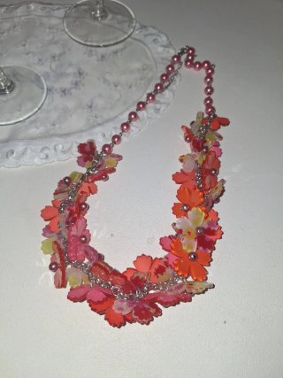 Collar de flores elegante y precioso