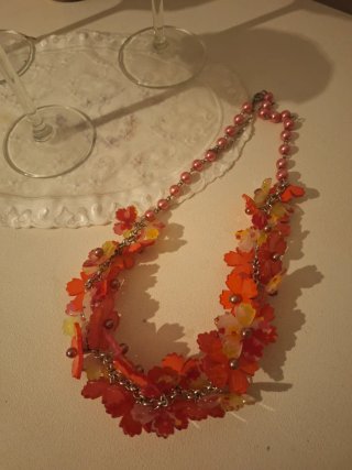 Collar de flores elegante y precioso