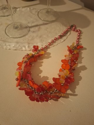Collar de flores elegante y precioso