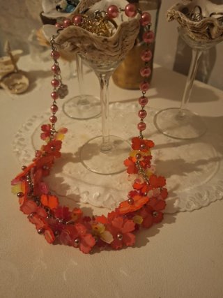 Collar de flores elegante y precioso