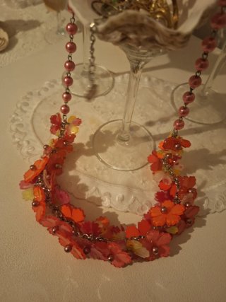 Collar de flores elegante y precioso
