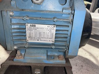 Motor eléctrico ABB trifásico 1.5 kW (2 CV) 2900 R