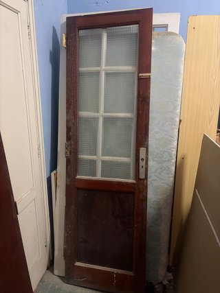 Puerta madera Riga con cristal y cerradura