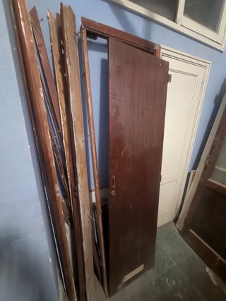 Puerta madera Riga con cristal y cerradura
