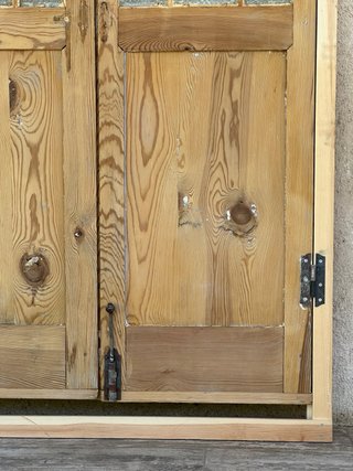 Puerta antigua de pino con cristalera