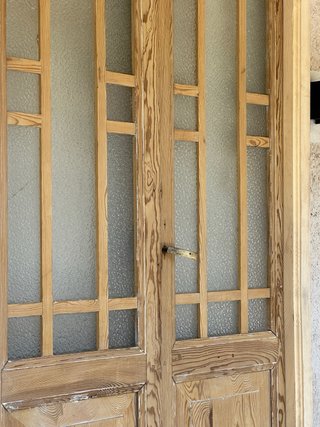 Puerta antigua de pino con cristalera