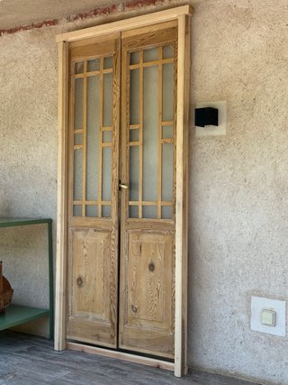Puerta antigua de pino con cristalera