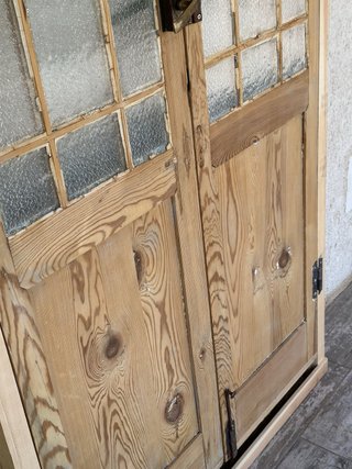 Puerta antigua de pino con cristalera