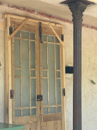 Puerta antigua de pino con cristalera
