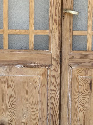 Puerta antigua de pino con cristalera