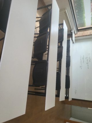 Mesas y sillas de aula