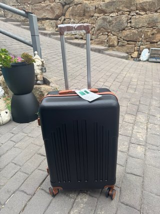 Maleta de viaje negra con detalles marrones