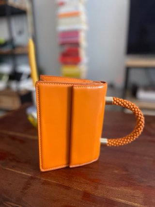 Bolso charol naranja con asa de cuentas