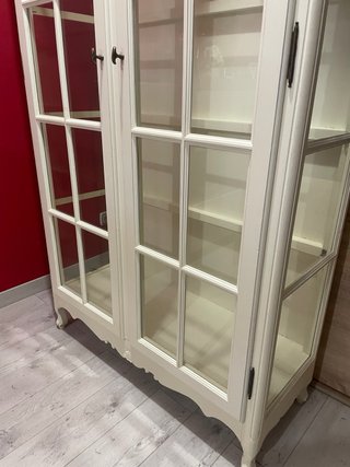Vitrina de cristal y madera