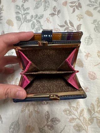 Cartera azul brillante con detalle dorado