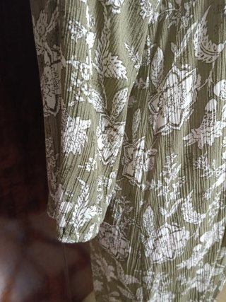 Vestido verde estampado flores botones delantero.