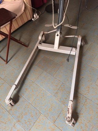 Grúa eléctrica para traslado de persona