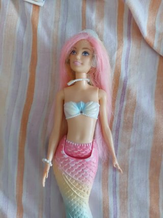 Barbie Sirena Cola Arcoíris