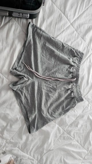 Shorts grises mujer