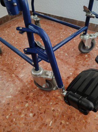 Silla de ruedas para inodoro