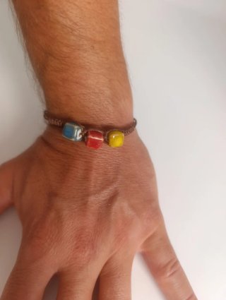 Lote 2 pulseras cuerda marrón y abalorios.