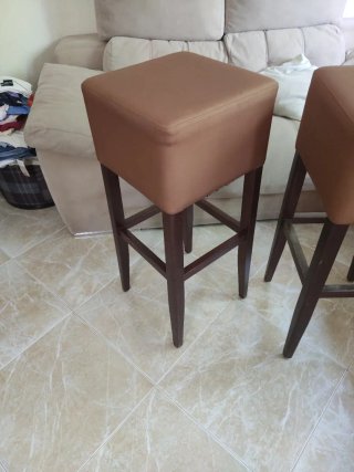 Taburetes altos de piel y madera