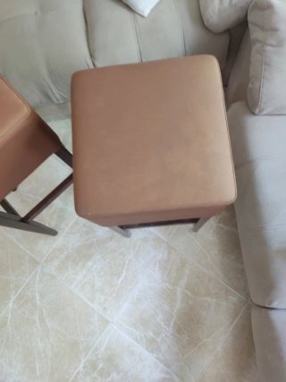 Taburetes altos de piel y madera
