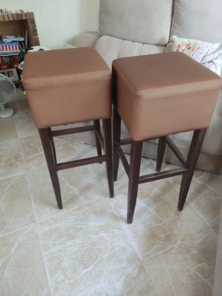 Taburetes altos de piel y madera