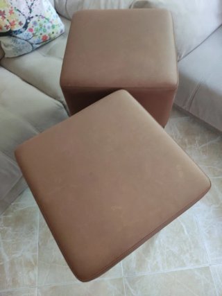Taburetes altos de piel y madera