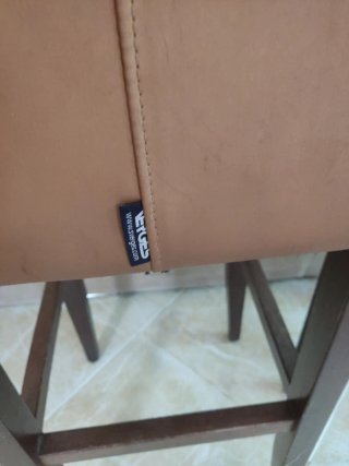 Taburetes altos de piel y madera