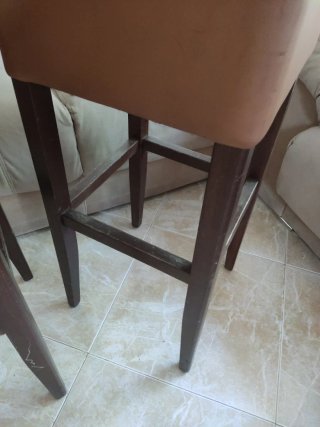 Taburetes altos de piel y madera