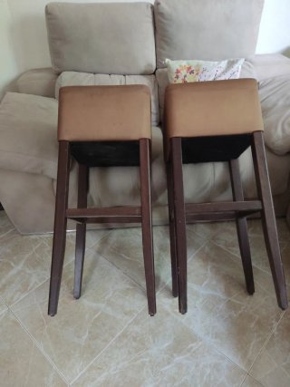 Taburetes altos de piel y madera