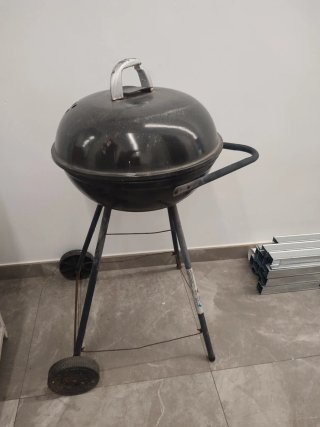Barbacoa Negra con Ruedas