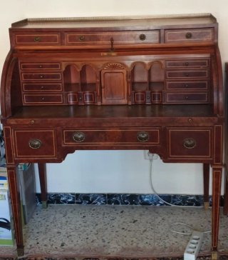 Escritorio clásico de madera